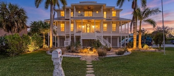Harbor View Retreat with Heated Pool, Wraparound Decks & Sunset Vibes - Sunset Harbor - Roelens