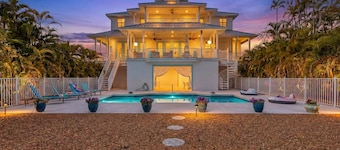 Harbor View Retreat with Heated Pool, Wraparound Decks & Sunset Vibes - Sunset Harbor - Roelens