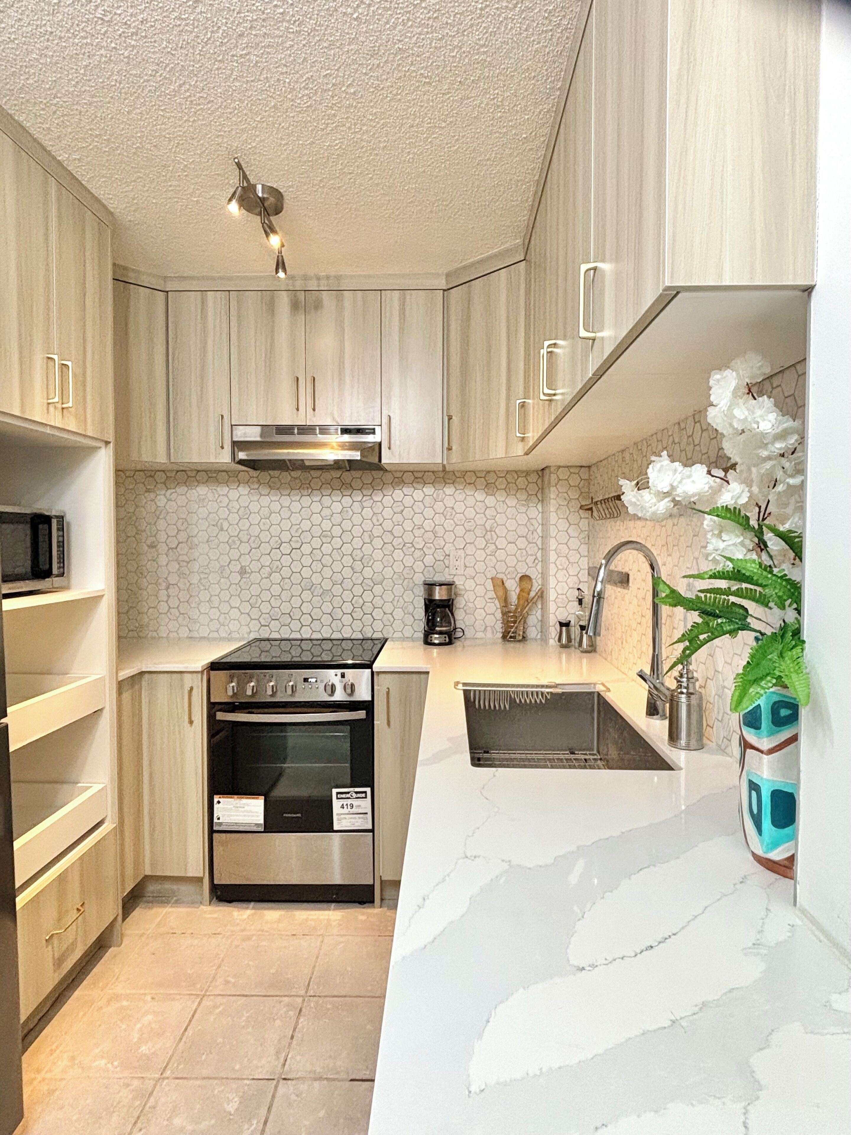 冰箱、微波炉、烤箱、炉灶