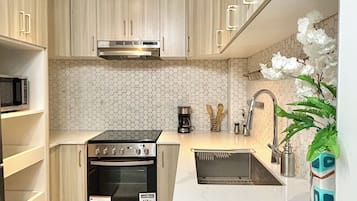 Réfrigérateur, four à micro-ondes, un four, surface de cuisson