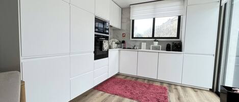 Réfrigérateur, four à micro-ondes, un four, surface de cuisson