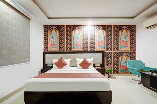 Desk, free WiFi - Hotel Olive Aero Suits  (New Delhi)