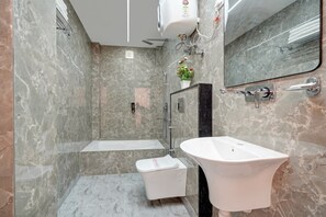 Shower, towels, soap, shampoo - Hotel Olive Aero Suits  (New Delhi)