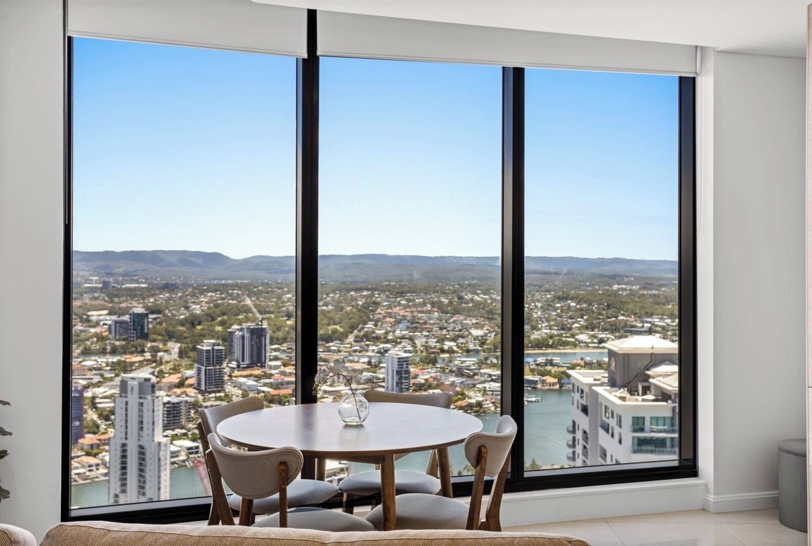 Ein Hochhausapartment mit einem großen Fenster und Blick auf die Stadt.