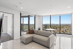 TV - Level 42 Beachside 1BR Apartment with Ocean Views (Surfers Paradise)