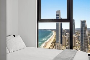 1 bedroom, iron/ironing board, bed sheets - Level 42 Beachside 1BR Apartment with Ocean Views (Surfers Paradise)