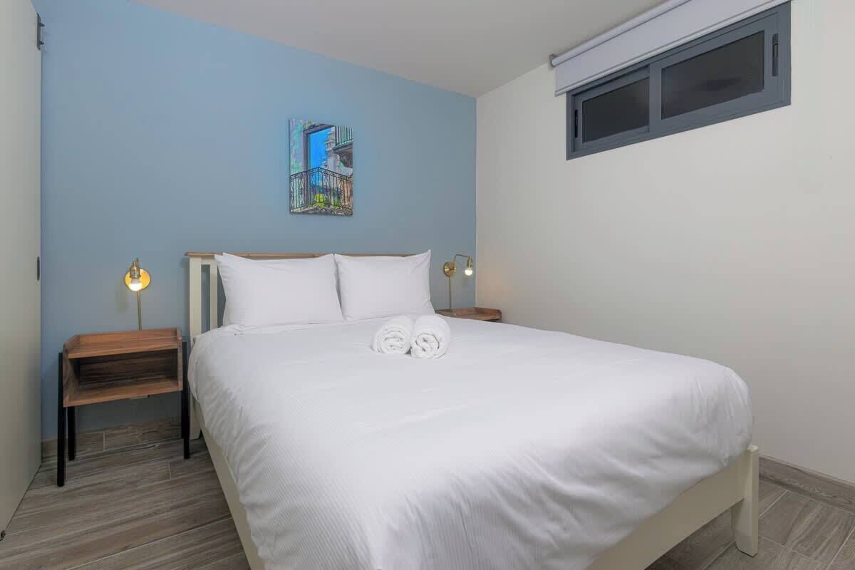 1 chambre, fer et planche à repasser, accès au Wi-Fi (inclus)