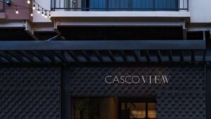 A building entrance with a name sign 'CASCOVIEW' and a set of stairs leading up to the door. - Apartment with Large Outdoor Balcony (Panamá)