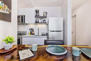 Cafetera y tetera, refrigerador, microondas y horno 