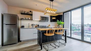 Coffee/tea maker, fridge, microwave, oven