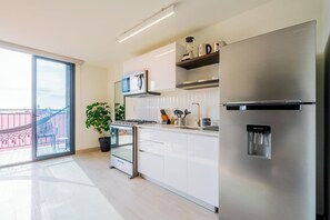 Fridge, microwave, oven, stovetop - Casco View Life. 1 Bedroom (Panamá)