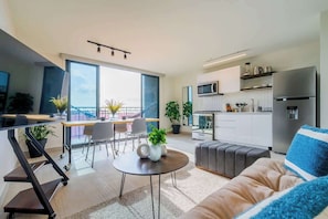 A modern apartment with a balcony, a dining area, a kitchen, and a living room. - Modern Apartment in the Historic District (Panamá)