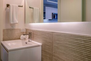 Shower, towels, shampoo - Jr. Apartment City View (Panama City)