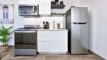Coffee/tea maker, fridge, microwave, oven