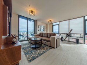 Smart TV - Casco View Life - Premium Apt. 1 Bedroom (Panama City)