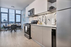 Refrigerador, microondas, horno y parrilla de estufa 