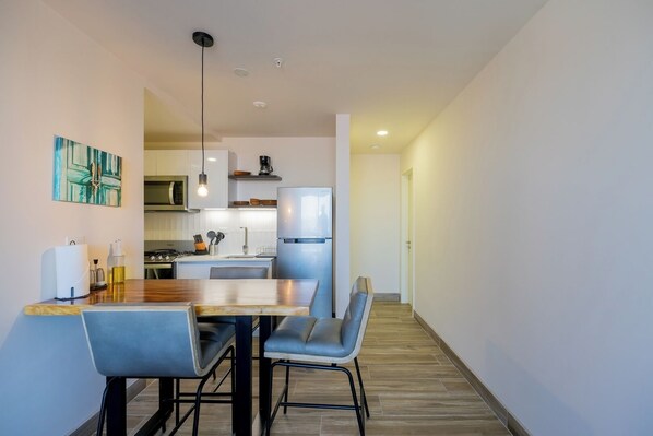 Fridge, microwave, oven, stovetop - Jr. One BR in Casco View Life (no premium view) (Panamá)
