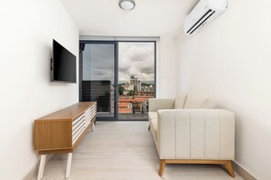 TV - Casco View One Bedroom Apartment (Panama City)