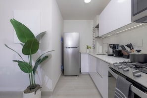 Fridge, microwave, oven, stovetop - Casco View Life - Premium Apt. 1 Bedroom (Panamá)