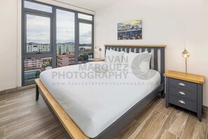 1 dormitorio, tabla de planchar con plancha, wifi y ropa de cama