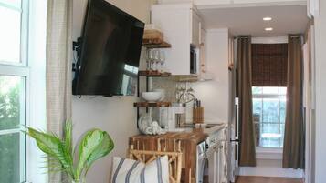 Luxury Cottage, 1 Bedroom, Pool View, Poolside | Living area