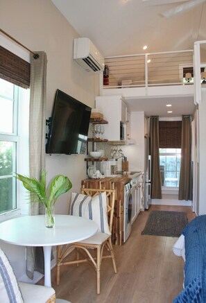 Luksus-feriehus - 1 soveværelse - udsigt til pool - ved pool | Opholdsområde