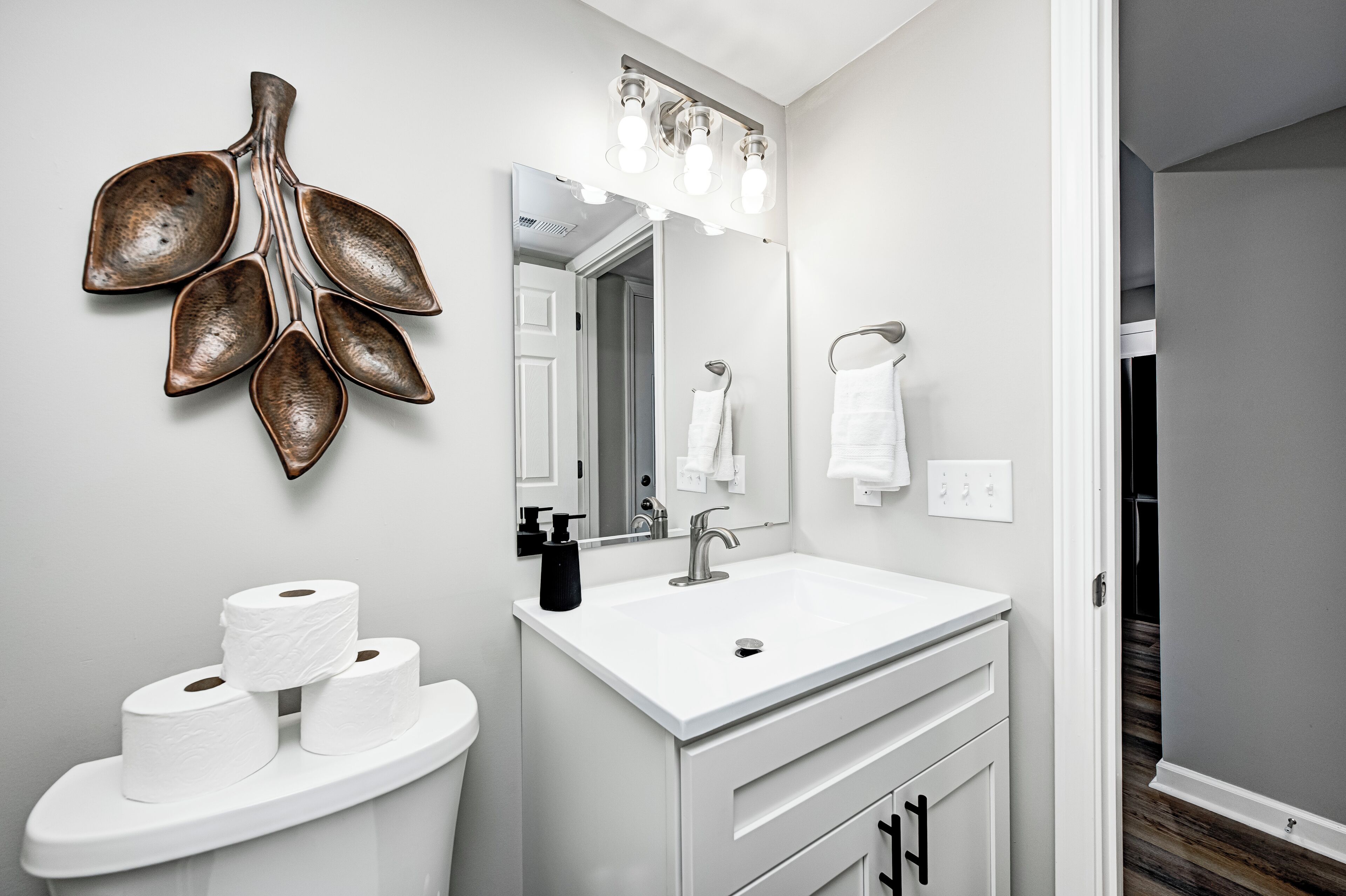 Haartrockner, Handtücher, Seife, Toilettenpapier