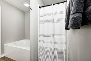 Hair dryer, towels, soap, toilet paper - Shuffleboard~Arcade~Foosball~Spacious for Groups~7 Min to Ruoff (Noblesville)