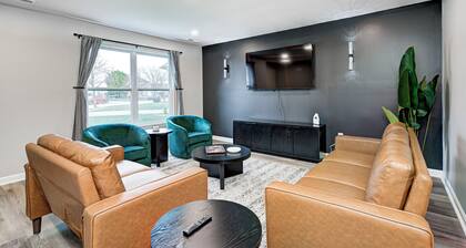 Shuffleboard~Arcade~Foosball~Spacious for Groups~7 Min to Ruoff