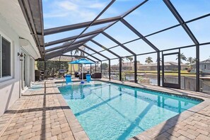 A heated pool - The Salty Pelican Retreat – Gulf Access w Pool, Spa & Dock (Cape Coral)