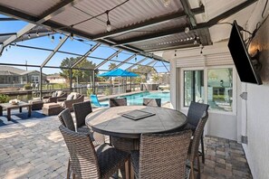 Outdoor dining - The Salty Pelican Retreat – Gulf Access w Pool, Spa & Dock (Cape Coral)