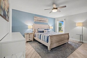 3 bedrooms, iron/ironing board, WiFi, bed sheets - The Salty Pelican Retreat – Gulf Access w Pool, Spa & Dock (Cape Coral)