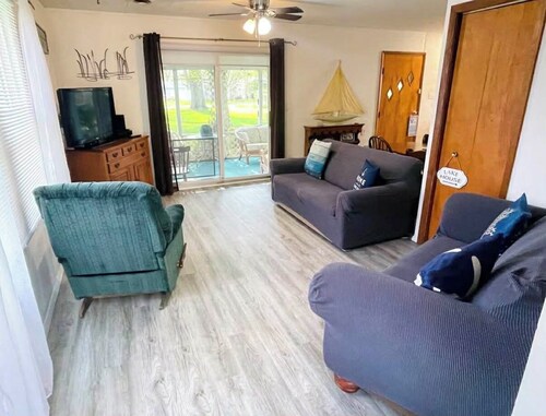 Kel and Babes lake cottage, just a short walk to the water, docks and boat ramp.