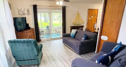 Kel and Babes lake cottage, just a short walk to the water, docks and boat ramp.