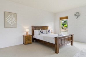 3 bedrooms, desk, iron/ironing board, WiFi - Mediterranean Coastal Charm with Great Views (Auckland North Shore)
