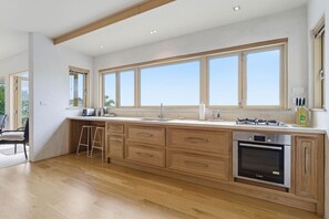 冰箱、微波炉、烤箱、炉灶