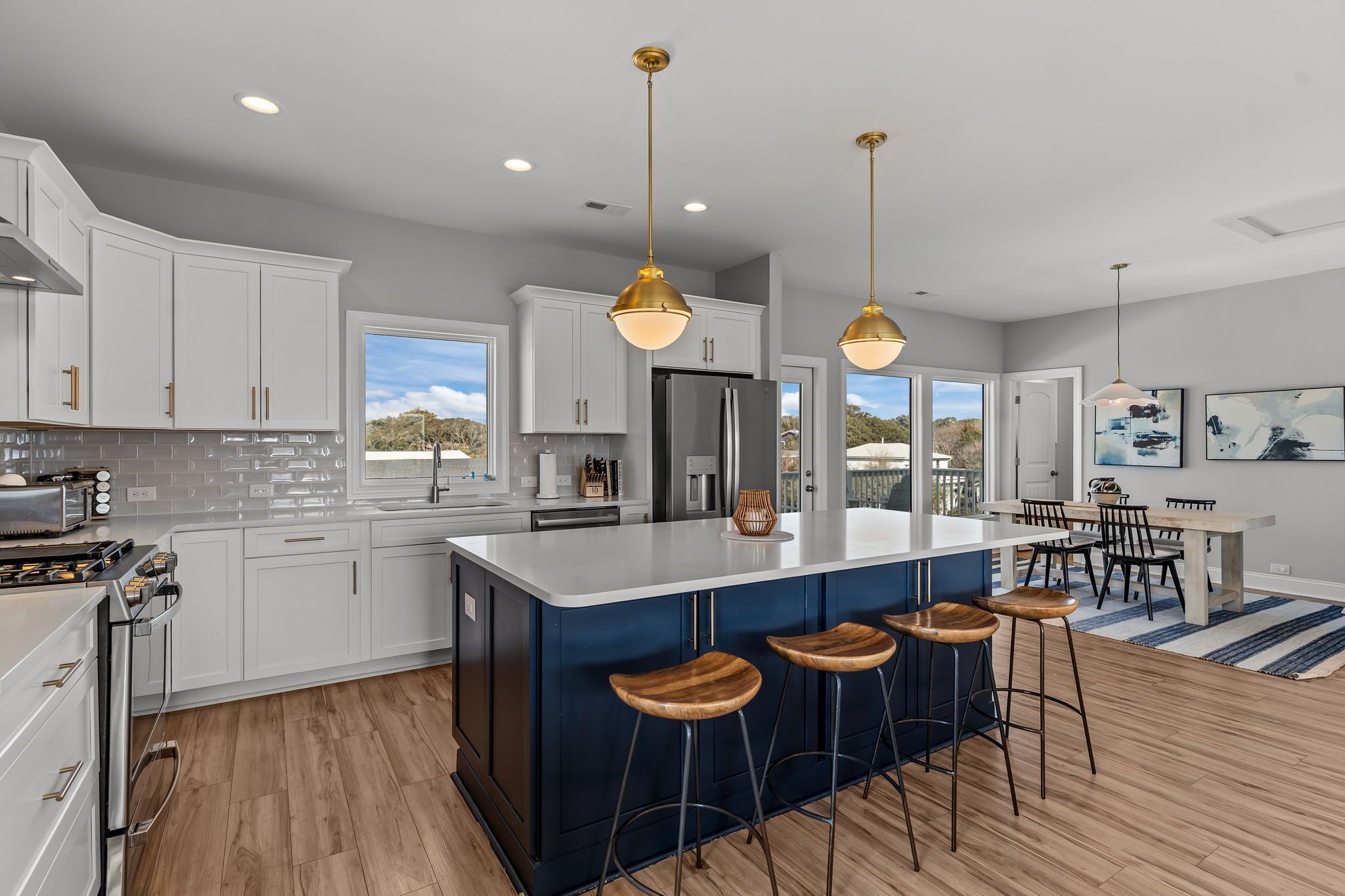 R éfrigérateur, micro-ondes, four, plaque de cuisson