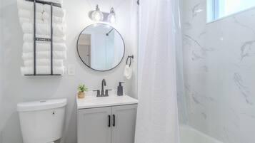 Hiustenkuivaaja, pyyhkeet, saippua, vessapaperi