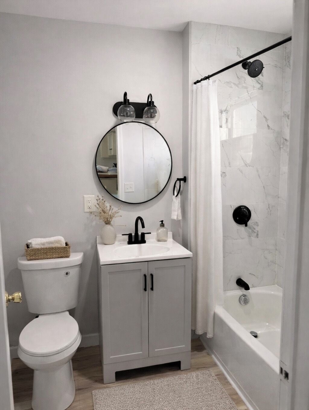 ヘアドライヤー、タオル、石鹸、トイレットペーパー