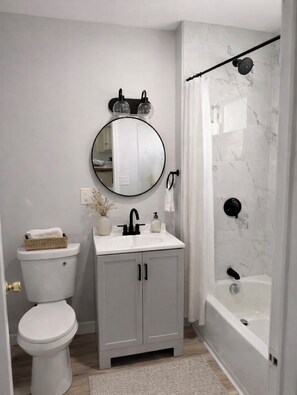 Sèche-cheveux, serviettes fournies, savon, papier toilette