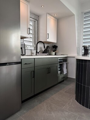 Private kitchen - Luxury Bungalow + Private Infinity Pool + Firepit (Long Bay Hills)