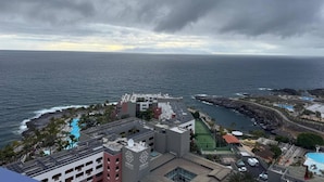 Ein Hotel mit mehreren Gebäuden, einem Pool und Blick auf den Ozean.