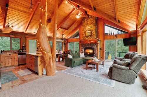 NEW! Luxurious custom log home w/ river views- perfect romantic getaway!