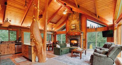 NEW! Luxurious custom log home w/ river views- perfect romantic getaway!