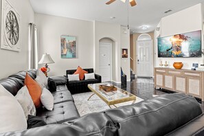 Smart TV - Villa Terraza@Tuscan Hills
A 5 bedroom, 4 bathroom Villa with Private Pool & Spa (Davenport)