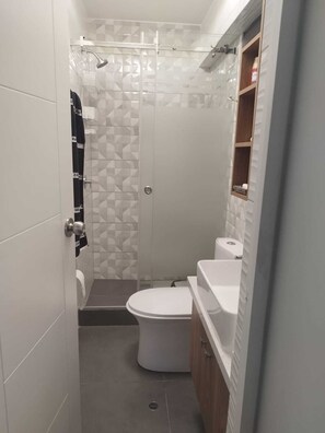 Haartrockner, Handtücher, Seife, Shampoo