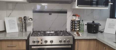 Réfrigérateur, four à micro-ondes, un four, surface de cuisson