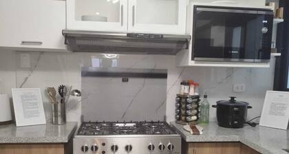 3 Bedroom Penthouse, Soft Beds, Kitchen, free parking, close to center