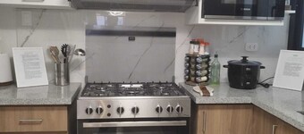 3 Bedroom Penthouse, Soft Beds, Kitchen, free parking, close to center