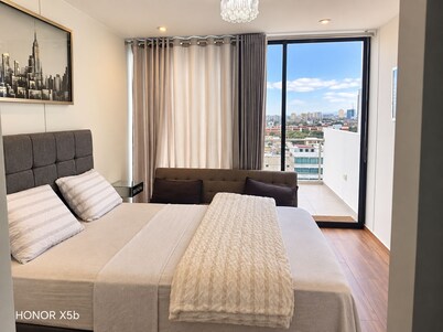 3BR Penthouse • City View • Parking • 7 Min Center